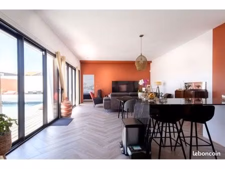maison d’architecte plein pieds de 2022 climatisée avec piscine