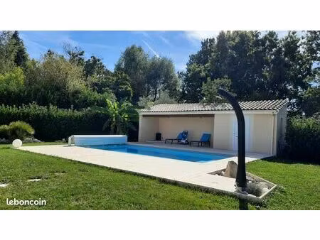 maison contemporaine plain-pied avec piscine chauffée – terrain 1 475 m² – au calme