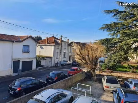 appartement meublé avec balcon et parking privé situé dans résidence et quartier calme sit