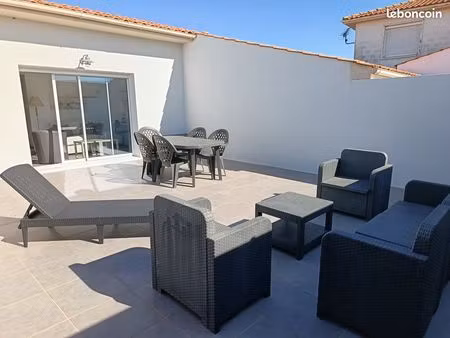 t2 meublé en très bon état  grande terrasse  pla ce de parking  local à vélos
