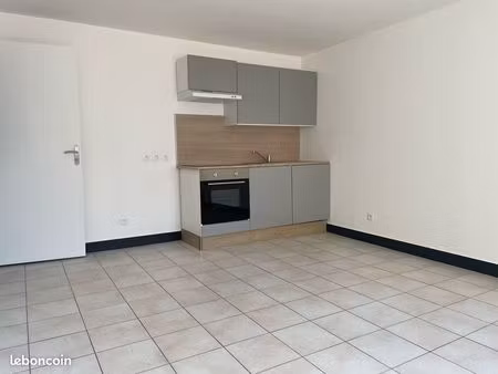studio rénové libre de suite au centre de la roche chalais