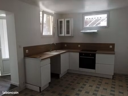 f4 78 m² - 3 chambres - cuisine aménagée - cour - centre marans - 850