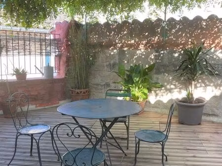 maison avec terrasse ombragée