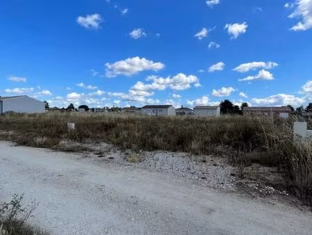 terrain 640 m² auros