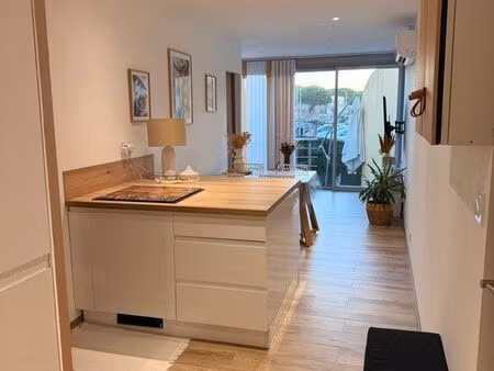 port camargue – magnifique t2 de 45 m² entièrement rénové avec jardin  piscine et parking