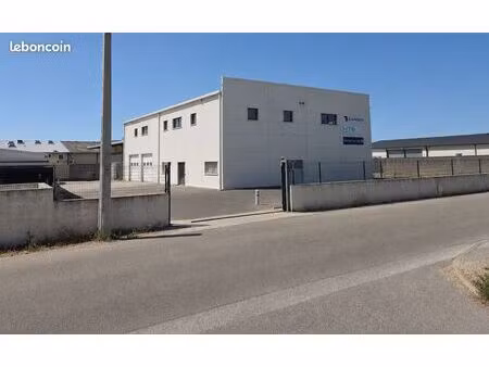 local d’activité 180 m²  dépôt 95 m² + bureaux 85 m²  proche a9 et n113