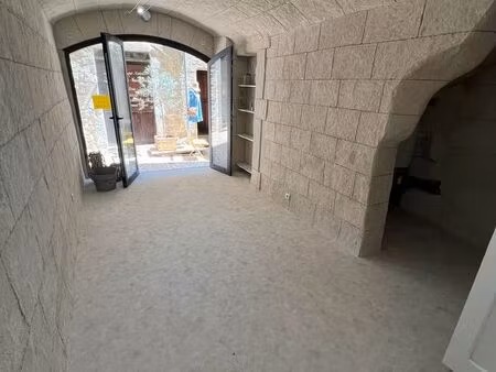local commercial barjac 20m² centre ancien