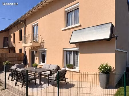 maison mitoyenne rénovée avec terrasse  garage et petit terrrain clos non attenant