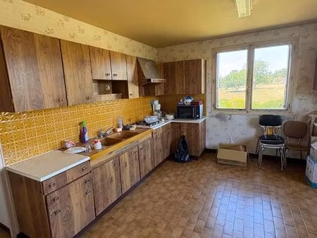 maison individuelle totalement à rénover avec terrain