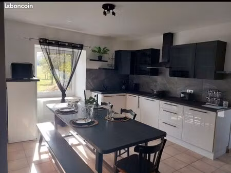 a louer maison meublée en pierre dans village tranquille