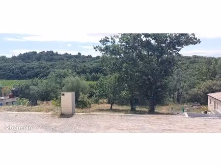 terrain 818m² a gabian