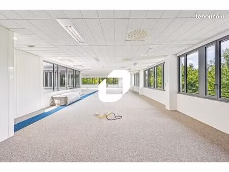 bureau 698 m²