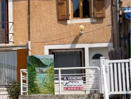 maison au centre du village de corps avec jardin