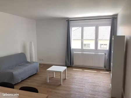 studio rénové dans résidence calme avec parking privé  cave et dpe c