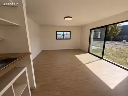local 29 m2 pmr avec salle d attente