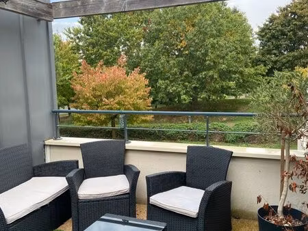 direct particulier : t2 meublé avec terrasse  balcon  double parking et vue sur parc