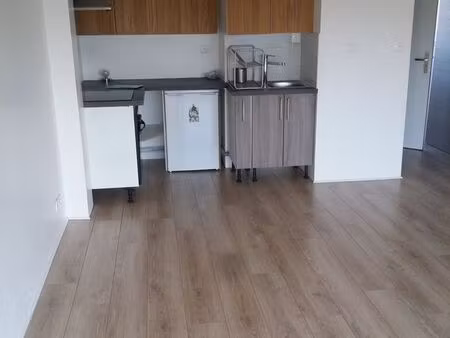 t2 lumineux 44 m² - disponible à partir du 30 août 2026 chauffage et eau inclus - grand ba