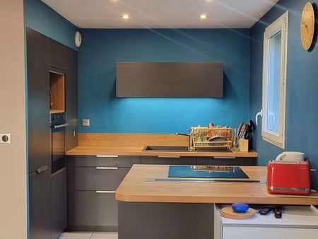 charmant t2 lumineux de 45m² avec balcon  parking privatif couvert et cave. résidence clos