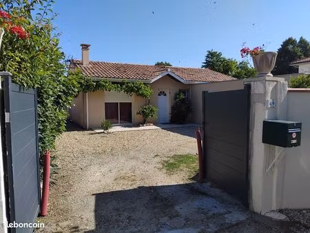 maison dans village bien équipé