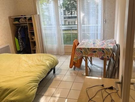 vds studio meublé avec vue sur parc arboré dans une résidence sécurisée