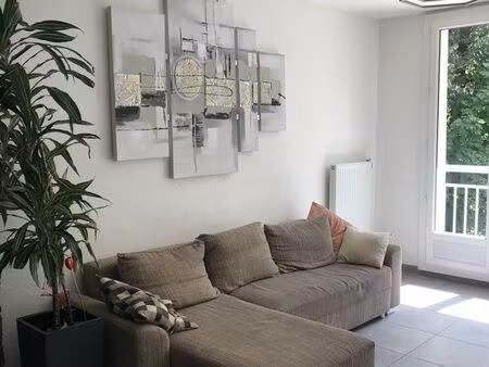 appartement t3 rénové avec balcon - saint-égrève (résidence le parc) à louer
