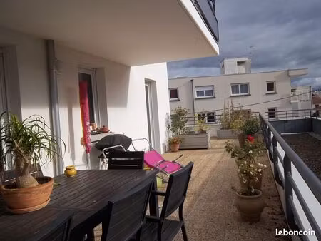 t3 très grande terrasse proche arrêt tram e + garage