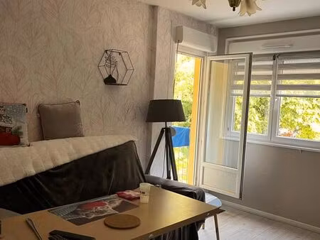 superbe appartement meublé de 54m2- entièrement rénové- idéal étudiant- balcon & parking