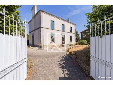 maison 10 pièces 270 m²