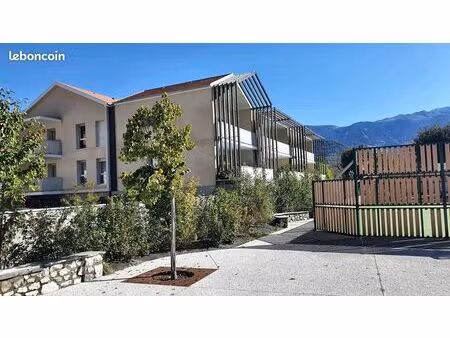 t3 meublé de 70 m² avec terrasse de 19 m²  garage et vue montagnes – la terrasse