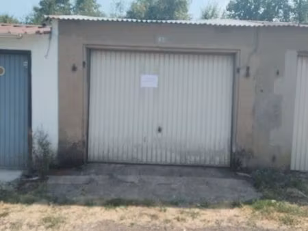 loue garage endroit bien situé et sécurisé et stationnement libre dans la rue