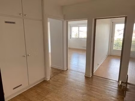 t2 de 56 5 m² – très lumineux  sans vis-à-vis avec balcon & parking privé