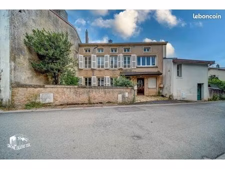 ensemble immobilier composé de deux logements avec entrée privative  garages  terrasses  s