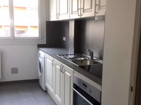 appartement f1bis rénové 31 m²  cuisine séparée intégrée  électroménager  parking  proche 