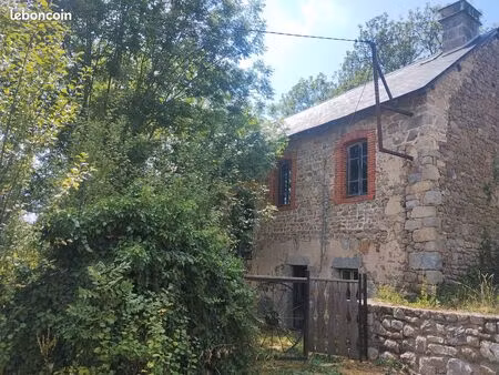 maison en pierres avec jardin à rénover