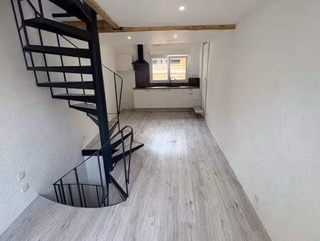 maison de ville t2 en triplex – 45 m² – rénovation récente – centre-ville