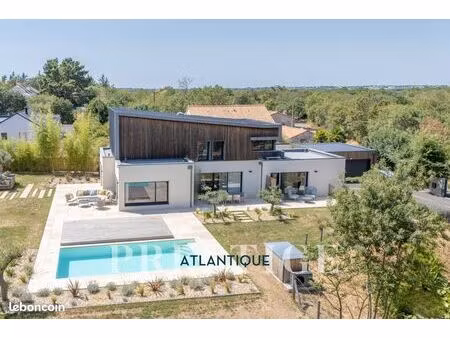 villa 8 pièces 240 m²