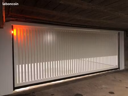 entrepot 45m2 sécurisé pour stockage  véhicules  dépôt  garde meuble  e-commerce
