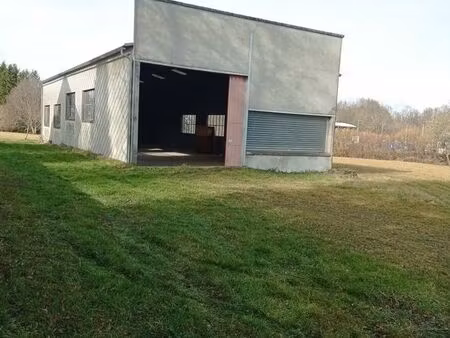terrain + hangar