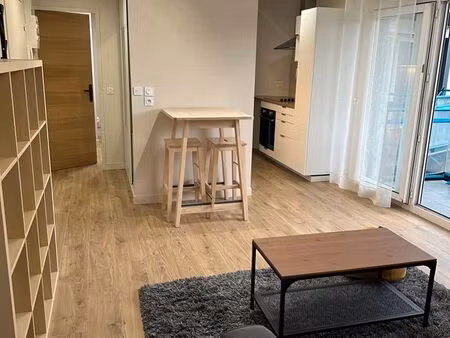 à louer – beau meublé avec balcon et parking à deux pas du chu pellegrin