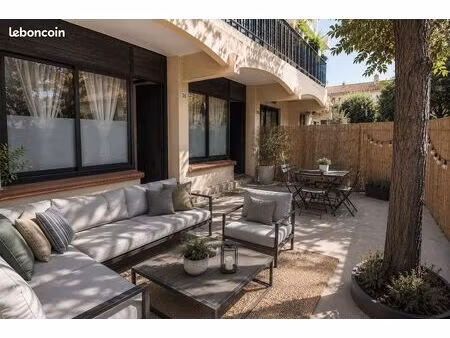f2 atypique 50 m² – à 30 secondes de la mer – terrasse 30 m² – parking privatif