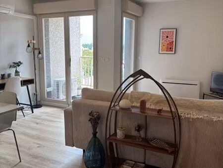 t2 climatisé avec balcon et parking