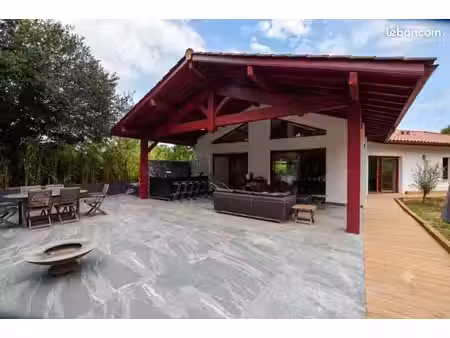 maison 6 pièces 241 m²