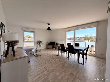 kembs - lumineux 3 pièces de 67 m² - balcon - grand garage fermé + 2 parkings - vue sur le