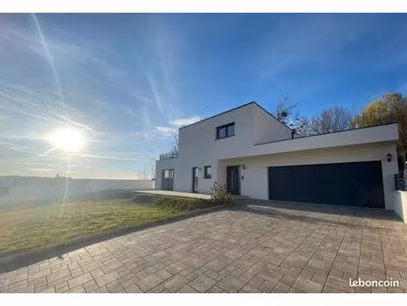 maison moderne proche frontière