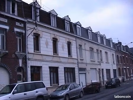 bâtie sur 3 étages cet immeuble offre beaucoup de potentiel