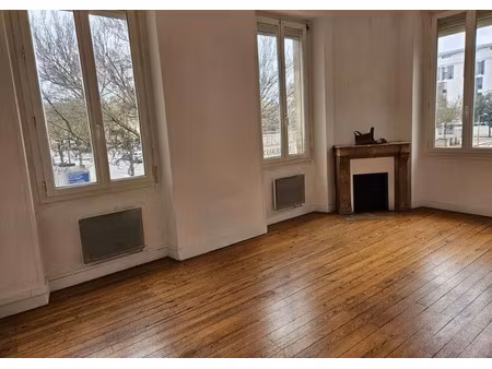 location appartement 3 pièces à bordeaux (33000)  1 200 €