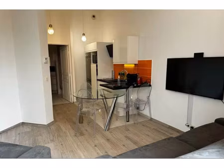 location meublée appartement 1 pièce 28 m² à courbevoie (92400)  1 350 €