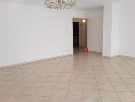 location appartement 3 pièces 82 m² à frejus (83600)  1 230 €