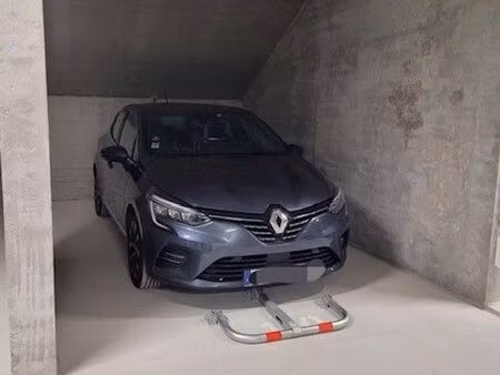 grande place de parking semi-fermée - boxage autorisée