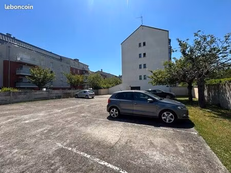parking proche gare à louer